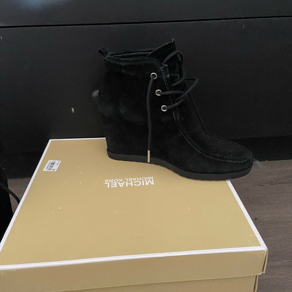 MICHAEL Michael Kors Shoes - Michael Kors Women's Suede Leather 8 size, heels.